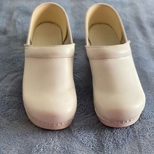 White Dansko clogs 43EU
